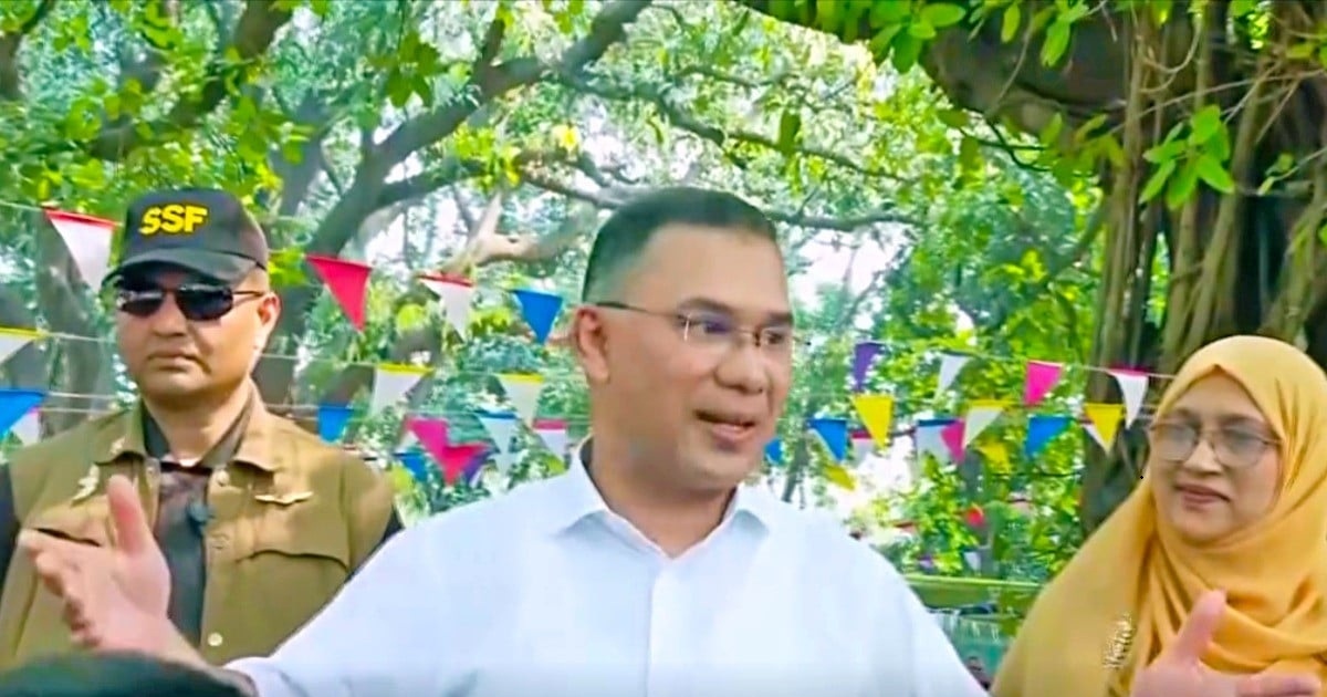 প্রধানমন্ত্রী গেলেন নিজের সাবেক কলেজে, শিক্ষার্থীদের দিলেন দেশ গড়ার আহ্বান